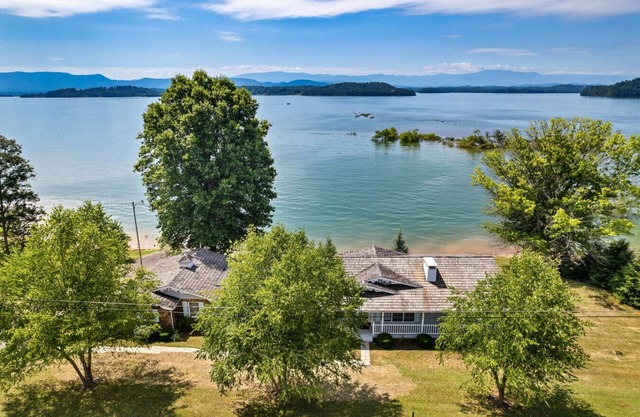 Lakefront Oasis- Steps to Water- Private Boat Ramp