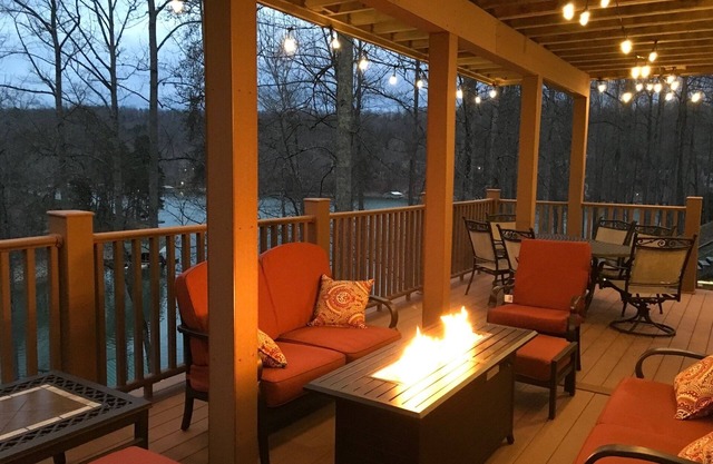 Frente al lago, 8BR / 4. 5BA, 2 Slip Cov Dock, Fire Pit, Quiet Cove, asientos en cubierta seca