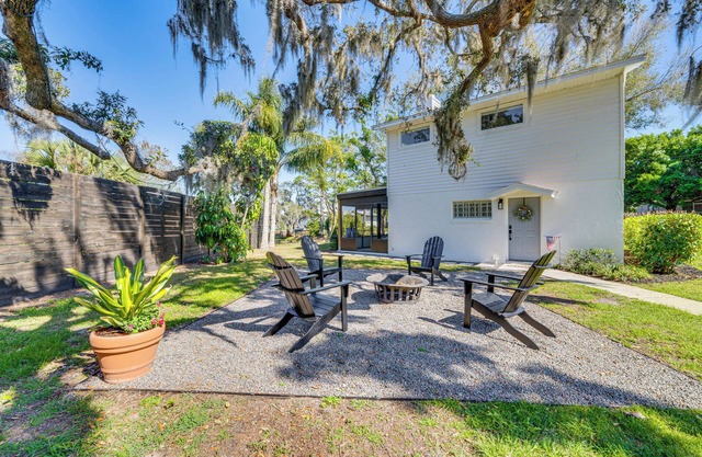 Lakefront Retreat w/ Kayaks & Fire Pit in Clermont