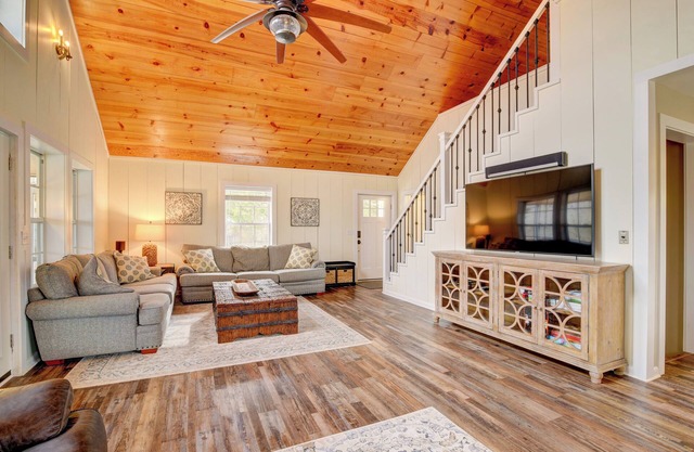 Lakefront Scottsville Retreat w/ Private Dock!