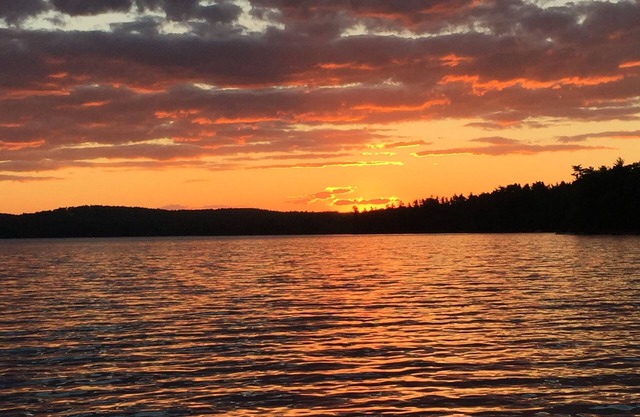 Frente al lago, puestas de sol, serenidad en una encantadora casa en Panther Pond