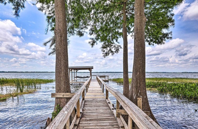 Lakefront Tavares Home w/ Sunroom + Boat Dock
