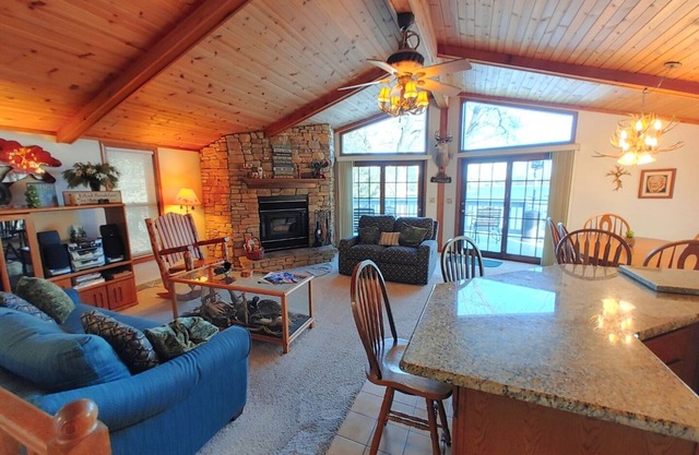 Lakehouse Paradise w/ Hot Tub Near Cascade Mountain