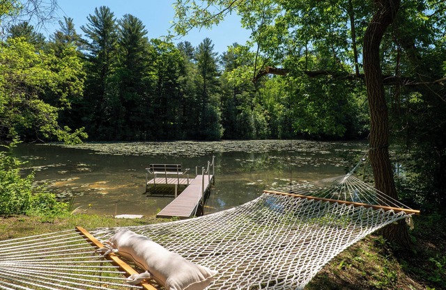 Lakeshore cabin with beach and dock
