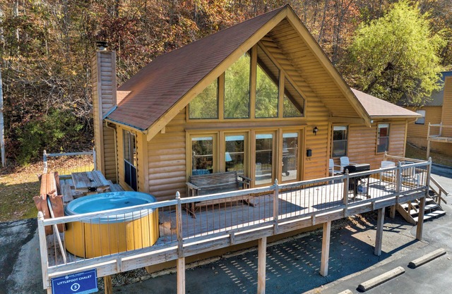 Lakeside 3 bedroom chalet with hot tub!!