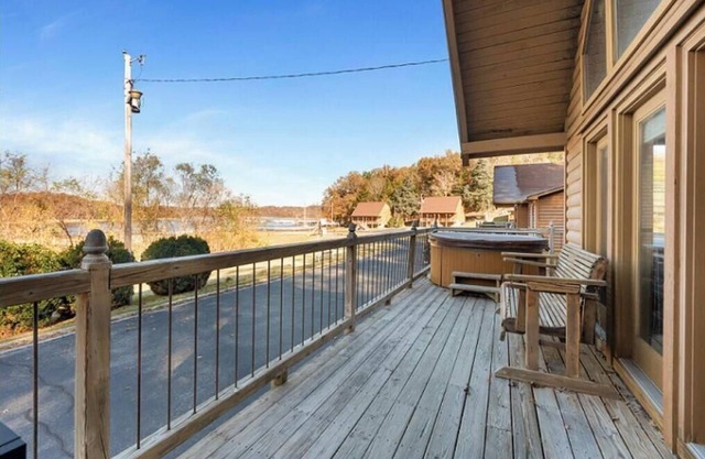 Lakeside 3 Bedroom Chalet with a hot tub!