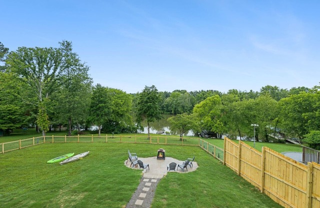 Lakeside cottage w/ firepit, close to Nashville!