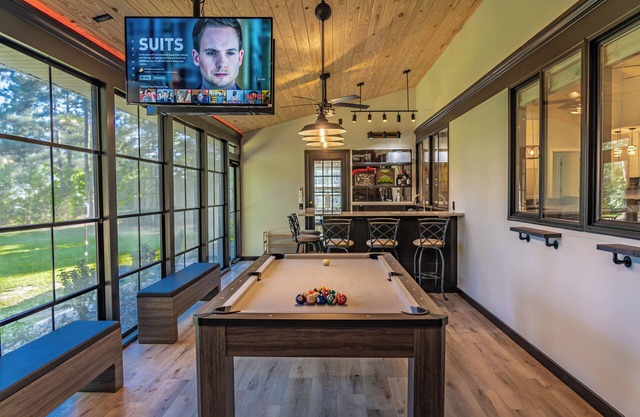 Lakeside Golf & Getaway! A 4 Bedroom 2,000 Sq. Ft. Home that sleeps 10