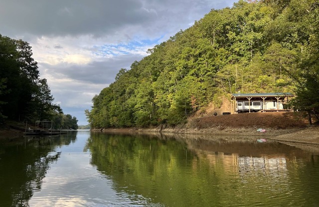 Lakeside Hideaway with Romantic Vibes! Boat dock-boardwalk. Private boat launch.