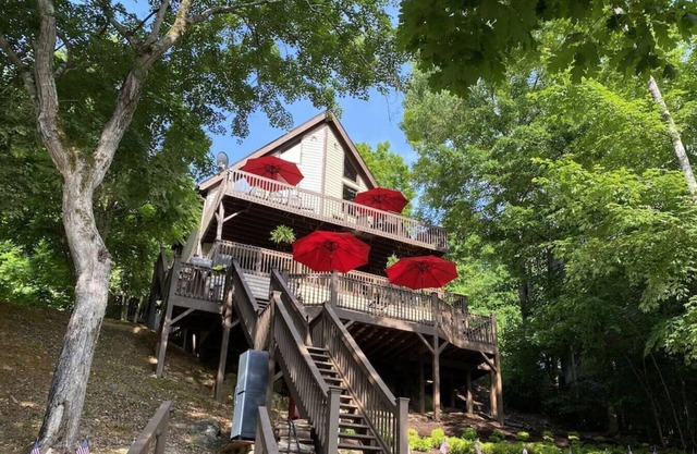 Lakefront Cabin Hot Tub, Firepit, kayaks gratis, alquiler de botes / motos acuáticas, 3 cubiertas