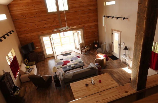 Cabaña de lujo junto al lago en 125 acres (20 min a MSU) - Capacidad para 6