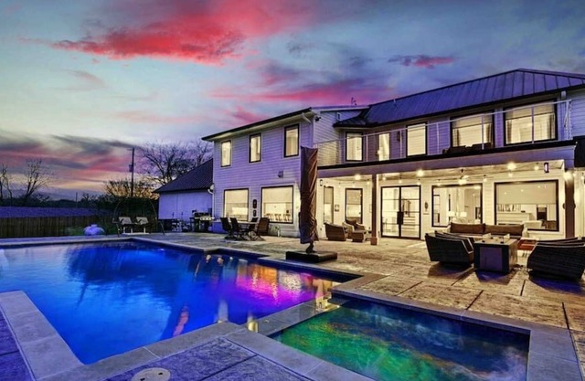 Lakeside Luxury: Epic Views, Chef’s Kitchen