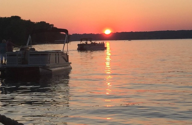 Lakeside Retreat - Newly Remodeled 3 Bdrm+ Loft House on Beautiful Pewaukee Lake