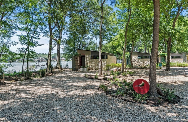 Mordern, Lakeside Cottage on a Private Peninsula w/ Saltwater Pool, Pickleball