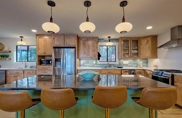 Lakeside Therapy - By Chatuge Home Concierge Lakefront, Dock, Firepit, Ping Pong