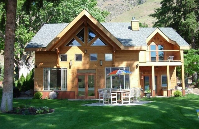 Marco de madera del Lakeside Inicio en el río Columbia, Lago Entiat
