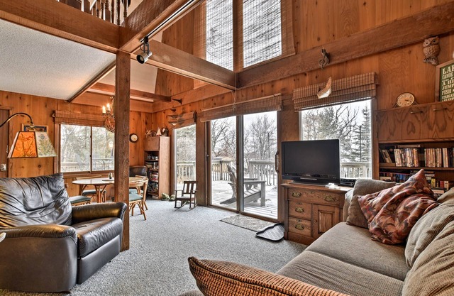 ¡NUEVO! Lakefront Kimball Cabin w / 10 Acres of Land!