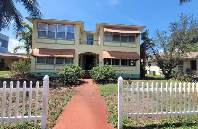 236F) Lakeview Apt at Crescent Lake!