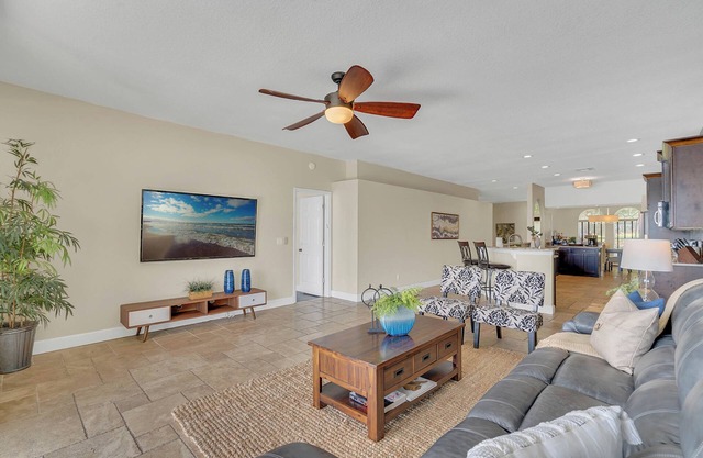 Lakeview, Pool, 4 beds! 13 min to DT