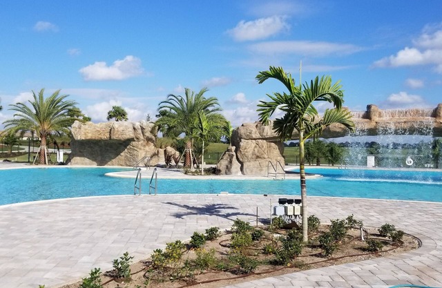 Recién construido condominio nacional de Lakewood. 1er piso final unidad con golf ilimitado.