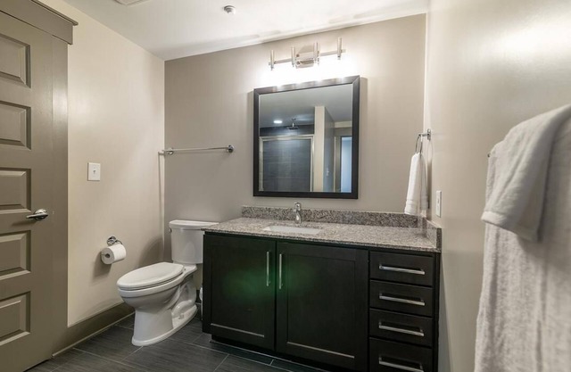Landing at Galleries at Park Lane - 2 Bedrooms in Vickery Meadow