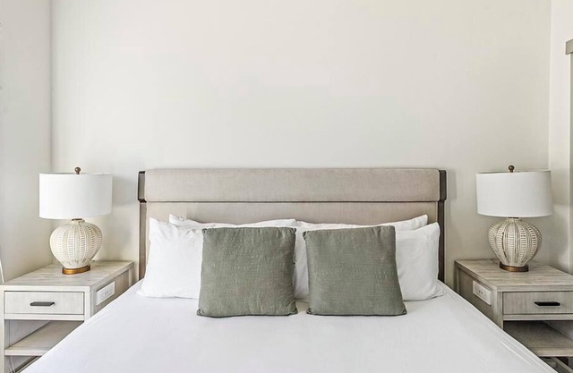 Landing at Midtown 64 - 2 Bedrooms in Downtown Kent