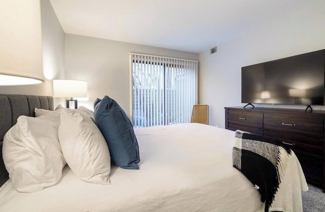 Landing at Saddlebrook at Tates Creek - 1 Bedroom in Downtown Lexington