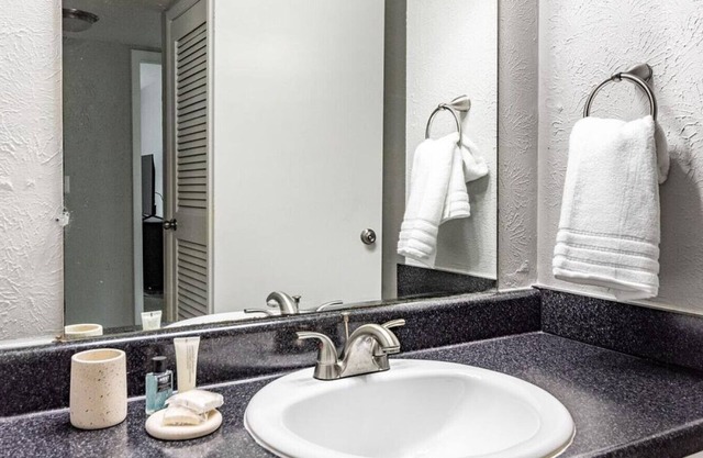 Landing at The Arbours of Hermitage - 1 Bedroom in Downtown Hermitage