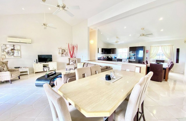 Lantana 4, 4 Bedroom Steps From The Beach With Two Swimming Pools