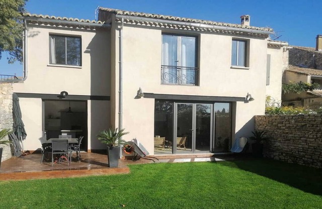 Gran casa de pueblo renovada y decorada con gusto, a 4 km de Uzès