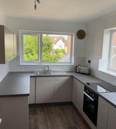 Large 2-bedroom maisonette with free parking