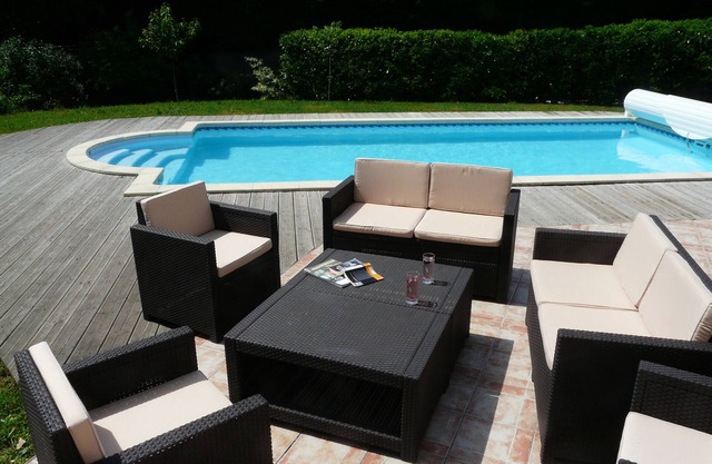 Gran chalet con jardín, piscina y pérgola.