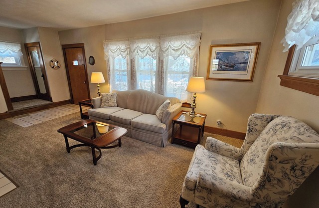 Large 3 Bedroom, 2 Bath Home, Premium Kitchen, Large Family & Living Rooms