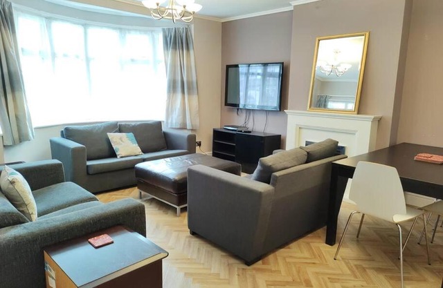 Large 3 Bedroom House with free on site parking