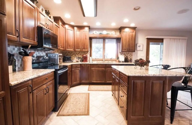 Large 3BR - 2.5 Bath Home on Golf Course / Hiking