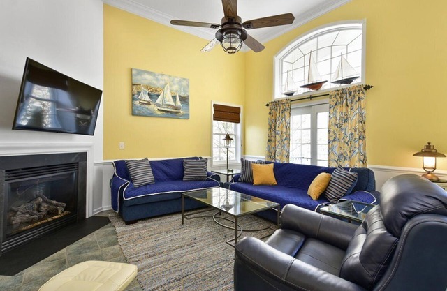 Gran 3 BR 2. 5 BA Casa adosada en West OC con garaje y piscina.