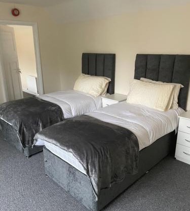 Large 4 Bedroom Sleeps 8, Spacious Apartment for Contractors and Holidays near Bedford Centre - 1 FREE PARKING SPACE & FREE WIFI