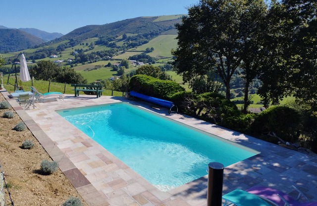 Gran y magnífica casa típica con piscina en el corazón de las montañas vascas.