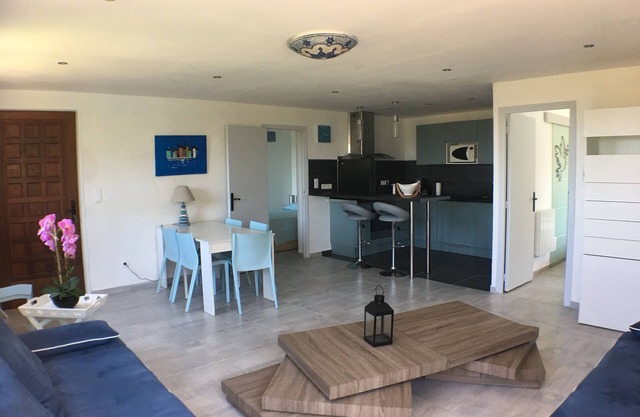 Large apartment with sea view refurbished top-of-the-range services quiet 2km from beach