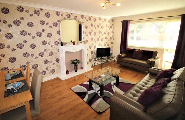 Large Balcony Apartment - 2 Double Beds - Sleeps 4 - Close to Town & Racecourse - Off Street Parking 2 Cars - Fast Wifi