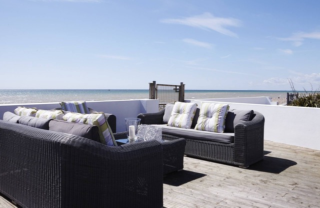 Gran mansión frente a la playa con vistas al mar, jardines, bañera de hidromasaje, presentada en ITV1