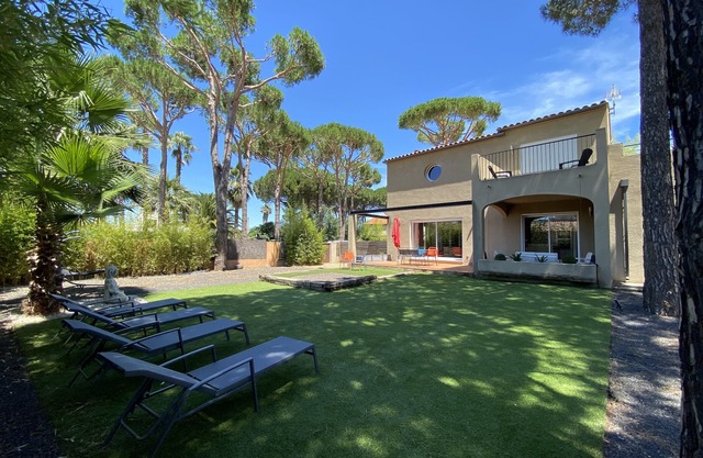 Cómodo apartamento con aire acondicionado y piscina.