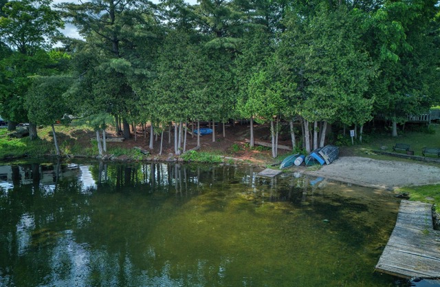 Large Cottage Family Fun Lakehouse: 4 Beds/Bunks, Sleeps 8, AC, Water Access