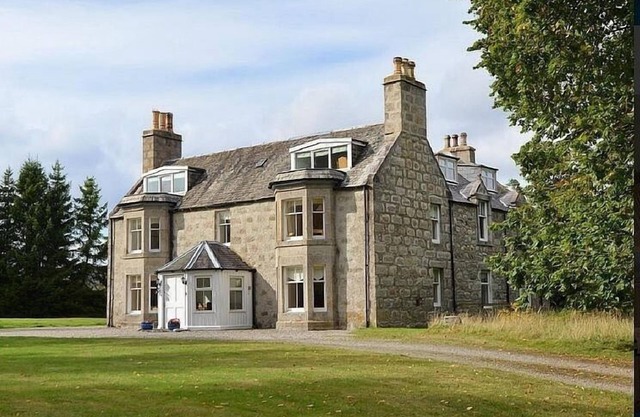 Casa de piedra unifamiliar grande que data de 1790 en 2. 5 acres de terrenos privados