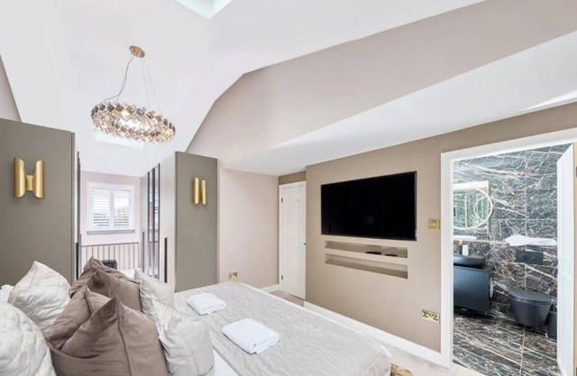 Large detached House Woolton, Families, FREE Parking, Massage, BBQ, Playroom +++