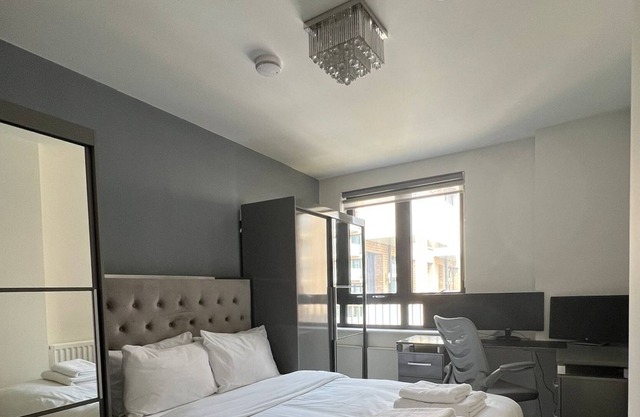 Large En-suite in Shared Apartment