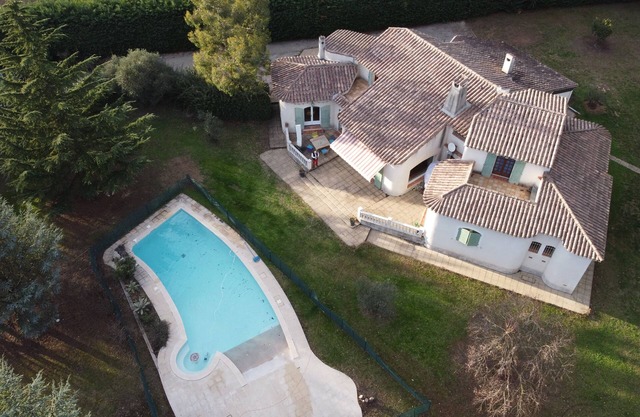 Gran casa con piscina de hidromasaje, 5 habitaciones con baño privado y wc