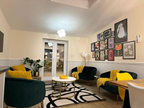 Large House for 21 - Nottingham City