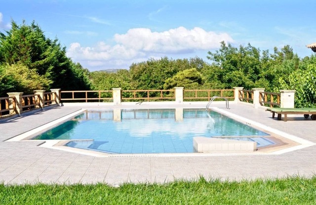 Gran casa con piscina y jardín, cerca de Atenas y la playa.