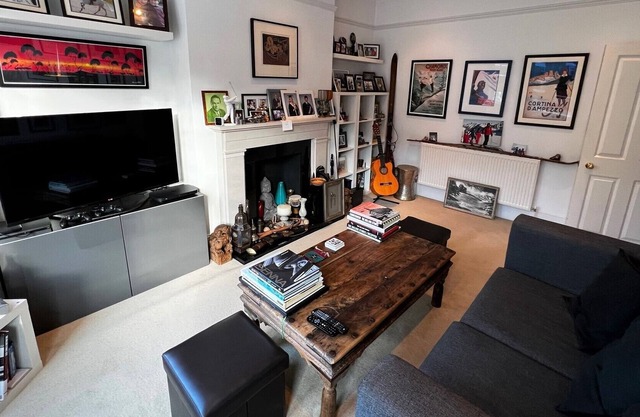 Large, light-filled double room & bathroom in 5-bed terraced house.